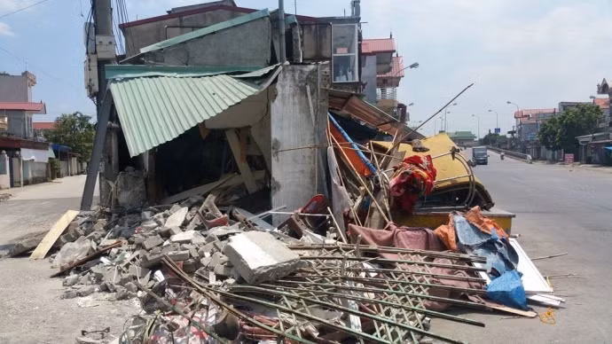 Hồi tháng 8, một chiếc xe Lexus đã đâm sập ngôi nhà tại Hải Phòng vào rạng sáng khi trong nhà có 5 người đang ngủ. Vụ tai nạn khiến tài xế tử vong tại chỗ và người dân trong ngôi nhà bị thương phải đi cấp cứu. Nguồn ảnh: Giao thông.