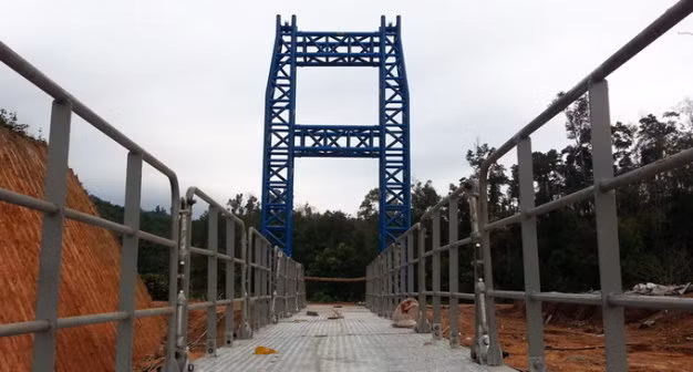 Nhờ đoạn video quay cảnh chui vào túi nilon qua suối đến trường mà Sam Lang đã có một cây cầu treo bắc qua dòng suối Nậm Pồ, nối đôi bờ Sam Lang với Nà Hỳ để mùa lũ thầy cô, học trò không còn vất vả. Nguồn ảnh: Tuổi Trẻ.