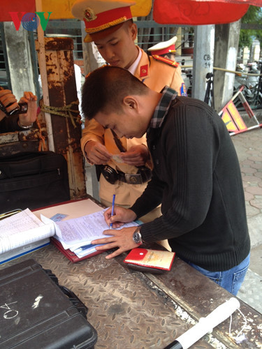 Một lái xe ô tô vi phạm lỗi vượt đèn vàng bị xử lý.