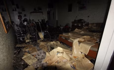 Ngày 7/11/2015, do phê ma túy đá, Trần Khánh Phú (29 tuổi, ở ngõ Phạm Văn Đồng, phường Anh Dũng, Dương Kinh, Hải Phòng) mang dao chạy khắp phố, đuổi bắt hàng xóm. Vụ việc khiến nhiều người hoảng sợ bỏ chạy. Tức giận vì không hành hung được ai, Phú đã về nhà đập phá đồ đạc rồi tự châm lửa đốt nhà mình. Ngọn lửa đang lan sang nhà hàng xóm, toàn bộ đồ đạc trong nhà Phú cũng bị thiêu rụi. Ảnh căn nhà tan hoang sau khi bị chủ nhân đốt. Nguồn ảnh: Tuổi Trẻ.