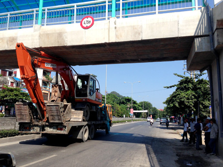 Nỗi khổ chui gầm cầu vượt.... Nguồn ảnh: Báo Quảng Ninh.