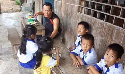 Không chỉ chăm lo việc học hành, thầy cô còn như người cha, người mẹ thứ hai, lo cho con trẻ từng bữa ăn, giấc ngủ. Thầy Nguyễn Quốc Thắng ở ấp Tà Lọt (xã An Hảo) không chỉ dạy chữ cho học sinh, thầy còn giúp cưu mang bữa cơm cho các em học sinh nghèo. Bằng đồng lương ít ỏi của mình, thầy mua cả chăn, gối, đồ chơi cho học trò để các em bớt khó khăn, kiên trì theo học. Hình ảnh thầy Thắng chuẩn bị cơm cho học trò. Nguồn ảnh: Tiền Phong