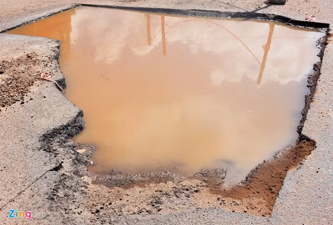 "Ổ trâu" còn ngập nước trên tuyến quốc lộ 1D, đường Tây Sơn (TP Quy Nhơn) trở thành bẫy nguy hiểm cho người đi đường.