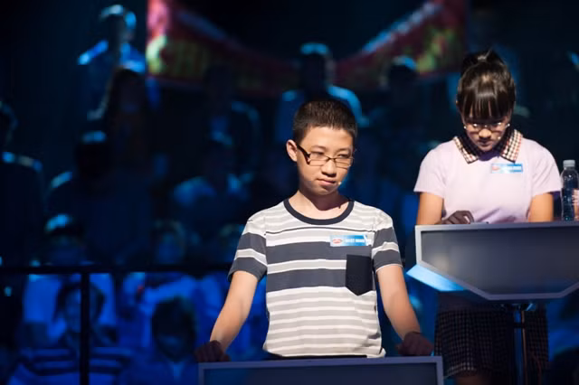 Lúc 4 tháng tuổi, Nhật Minh đã thích xem những chương trình giải trí theo kiểu hỏi đáp kiến thức, xem bản tin tiếng Anh, tiếng Pháp. Ảnh Nhật Minh thi game show Chinh Phục năm 2014. Nguồn ảnh: VTV.