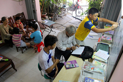 Rời bục giảng nhà trường giữa chừng, vợ chồng nhà giáo Nguyễn Thị Thiền (sinh năm 1944) và thầy Nguyễn Phan, hiện sống ở phường Phú Thuận, Quận 7, TP. HCM suốt 20 năm qua đã dạy kèm miễn phí cho trẻ em trong khu. Nguồn ảnh: Pháp luật TP HCM.
