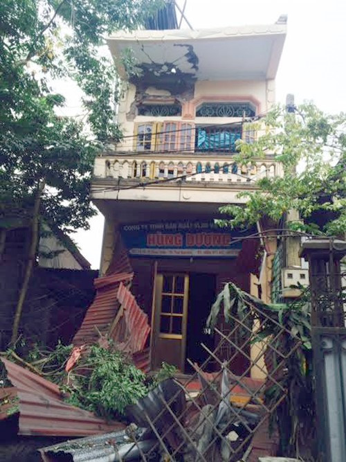 Thông tin đăng tải trên Zing cho biết thêm, vụ nổ lò hơi khiến thiết bị trong hệ thống lò hơi nặng hàng tấn cũng bị bốc lên, rơi trúng tầng 2 căn nhà của ông Phạm Văn Duật (tổ 15) làm hư hỏng một phần mái nhà. Nguồn ảnh: Nông nghiệp.