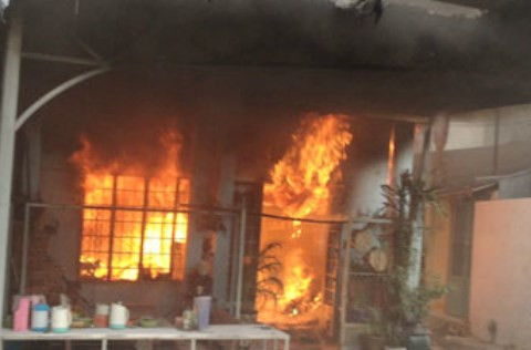 Sử dụng ma túy đá gây ảo giác khiến Nguyễn Tấn Lực (42 tuổi, ngụ phường Nguyễn An Ninh, TP Vũng Tàu) rơi vào ảo giác. đập phá đồ đạc nhà mình rồi sang tưới xăng đốt phòng trọ hàng xóm. Sau đó, đối tượng ngăn cản, dọa chém bất cứ ai đến dập tắt đám cháy. Nguồn ảnh minh họa: Đời sống pháp luật.