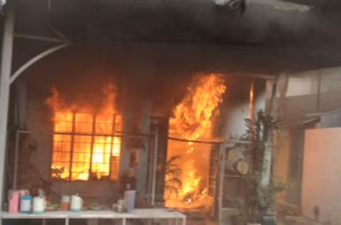 Sử dụng ma túy đá gây ảo giác khiến Nguyễn Tấn Lực (42 tuổi, ngụ phường Nguyễn An Ninh, TP Vũng Tàu) rơi vào ảo giác. đập phá đồ đạc nhà mình rồi sang tưới xăng đốt phòng trọ hàng xóm. Sau đó, đối tượng ngăn cản, dọa chém bất cứ ai đến dập tắt đám cháy. Nguồn ảnh minh họa: Đời sống pháp luật.