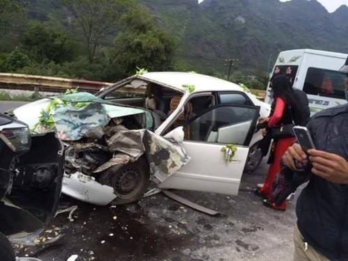 Khoảng 13h40 chiều 24/11, tại quốc lộ 1A, đoạn qua xã Quang Lang (huyện Chi Lăng – Lạng Sơn) đã xảy ra vụ tai nạn giao thông nghiêm trọng giữa xe ô tô chở cô dâu chú rể và một xe ô tô 7 chỗ, khiến cô dâu và môtk lái xe bị thương phải nhập viện. Tại hiện trường, 2 xe ô tô nói trên đều hư hỏng nặng phần đầu xe.