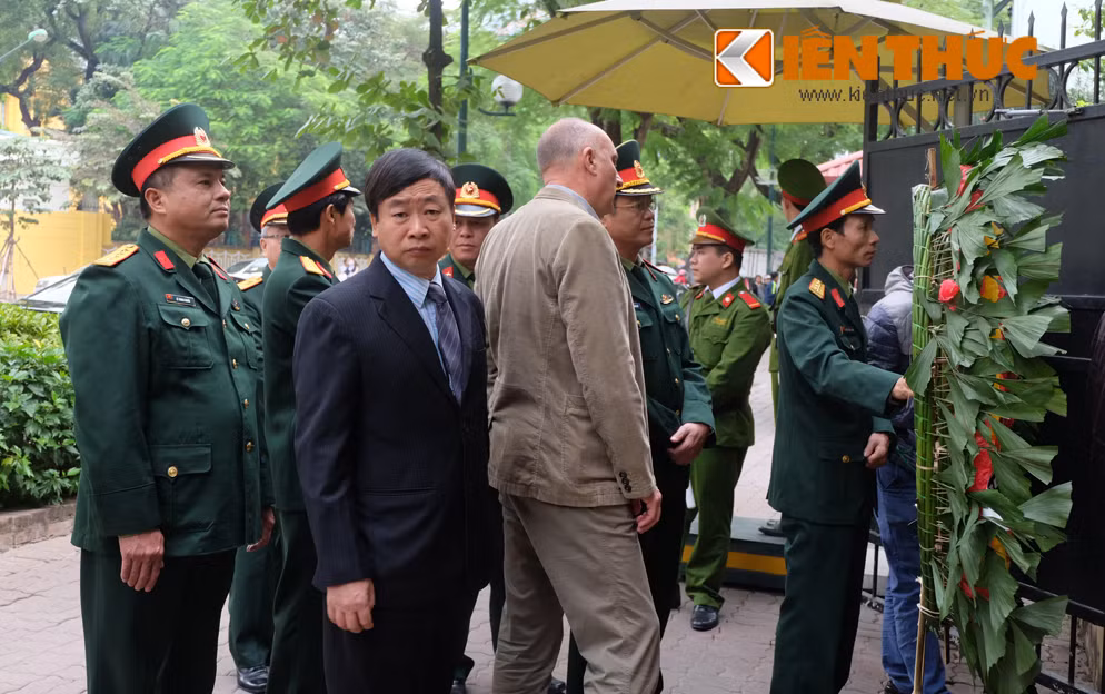 Những người đến đây cùng chung niềm tiếc thương, để nói lời từ biệt vị lãnh tụ tài ba, giàu lòng nhân ái.