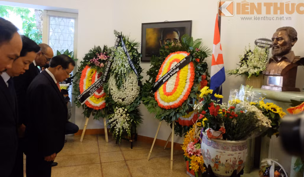 Cũng trong sáng nay, nguyên Bí thư Hà Nội, ông Phạm Quang Nghị, đến viếng, chia buồn với nhân dân và đất nước Cuba.