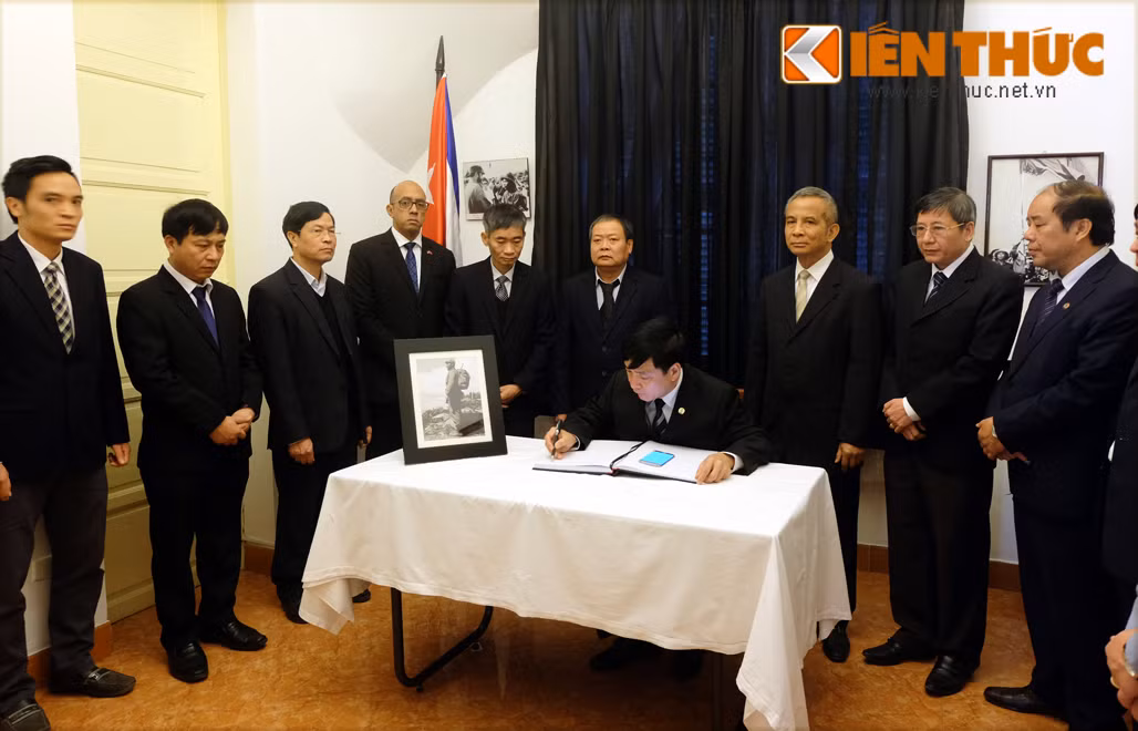 Đoàn đại biểu Tổng Liên đoàn Lao động Việt Nam (LĐLĐVN) do ông Bùi Văn Cường – Chủ tịch Tổng LĐLĐVN đã đến viếng Chủ tịch Fidel Castro và chia buồn với cán bộ, nhân viên của Đại sứ quán Cuba.
