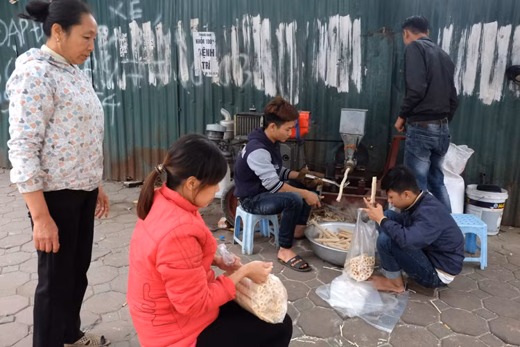 Chỉ với một ngã tư, một góc nhỏ vỉa hè cùng chiếc máy nổ "xình xịch" cũng đủ làm sôi động cả góc phố. Bỏng gạo vỉa hè gợi nhớ về một thời còn nghèo khó, vất vả, cùng bạn bè chơi bi, chơi chuyền, chia nhau từng thanh bỏng gạo được ví như "sơn hào hải vị".