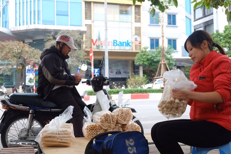 Một chủ hàng bỏng nổ trên đường Trần Thái Tông (Cầu Giấy - Hà Nội) chia sẻ: "Trung bình mỗi lần nổ hết cả tạ gạo, hàng ra tới đâu là khách mua hết đến đó. Hôm nào trời lạnh thì đông khách hơn rất nhiều".