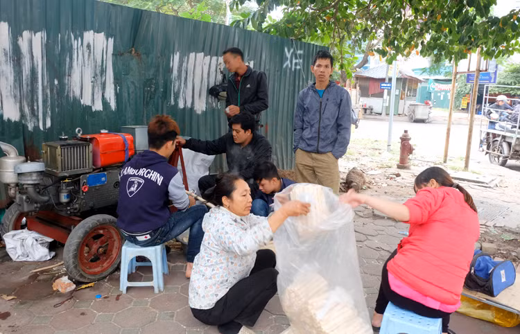 Ai cũng thích thú với món ăn vừa rẻ, vừa hợp thời tiết này.