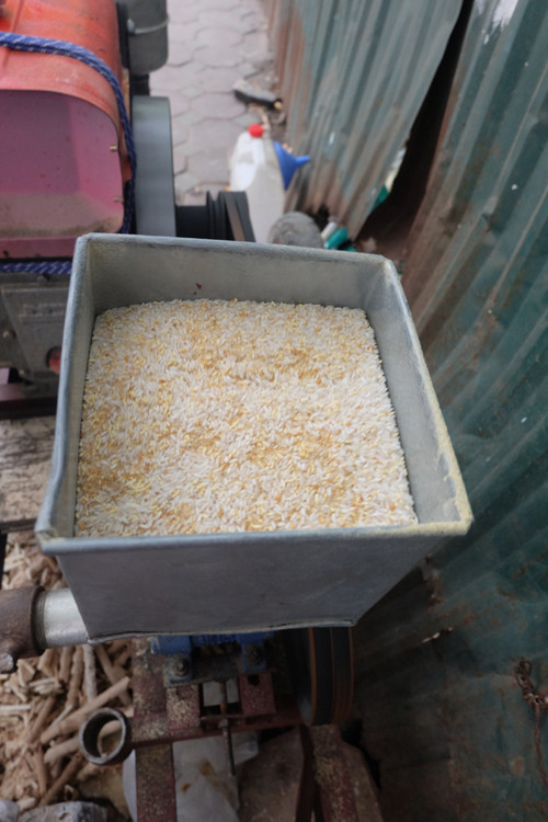 Hẳn ai cũng nhớ, nguyên liệu làm bỏng gạo thời xưa khá đơn giản, gồm gạo trộn với bột đậu tương, đậu xanh và đường. Giờ đây, một số hàng còn đổi vị cho khách bỏ thêm lạc, đậu đen hoặc bánh quy, bột ca cao để bỏng gạo có mùi vị thơm hơn.