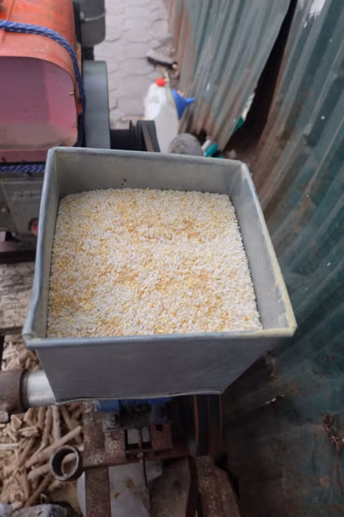 Hẳn ai cũng nhớ, nguyên liệu làm bỏng gạo thời xưa khá đơn giản, gồm gạo trộn với bột đậu tương, đậu xanh và đường. Giờ đây, một số hàng còn đổi vị cho khách bỏ thêm lạc, đậu đen hoặc bánh quy, bột ca cao để bỏng gạo có mùi vị thơm hơn.