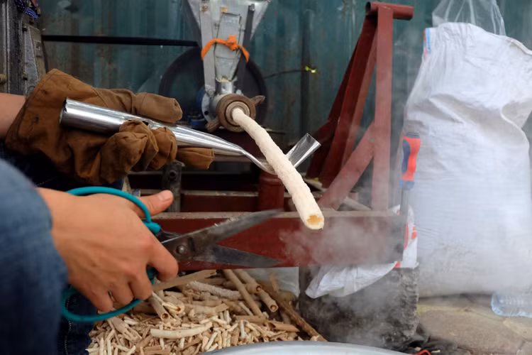 Những chiếc bỏng sẽ được cắt sao cho đựng vừa chiếc túi nilon.