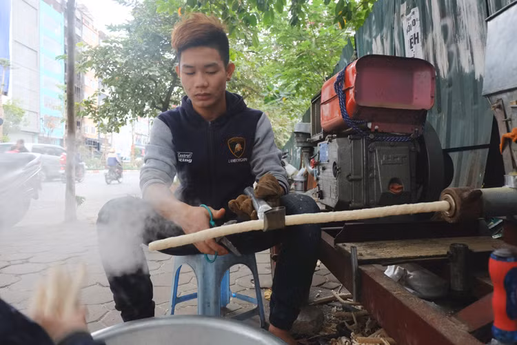 Bàn tay thoăn thoắt cắt từng chiếc bỏng gạo.