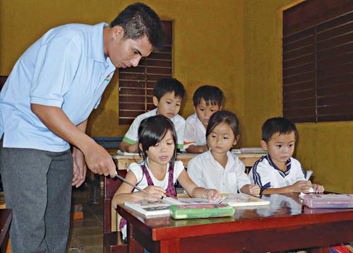 Thầy Hồ Bảo Ân (quê huyện Ninh Hòa, tỉnh Khánh Hòa) nhiều năm dạy học ở đảo Sinh Tồn. Nguồn ảnh: VTC.