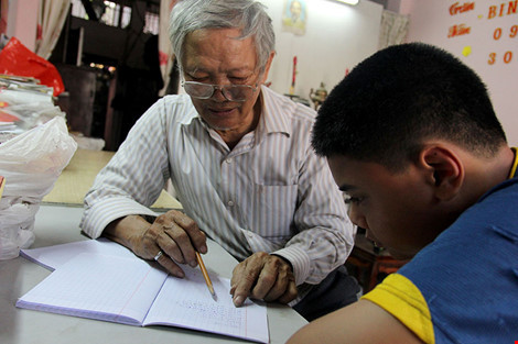 Hình ảnh thầy Nguyễn Phan kèm toán cho học trò. Nguồn ảnh: Pháp luật TP HCM.