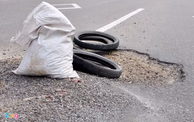 Theo người dân sống ở phường Trần Quang Diệu, hai ngày qua, về đêm có nhiều người đã té ngã do vấp ổ gà trên tuyến quốc lộ 1D qua khu vực này.