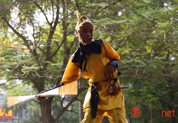 Được biết, trước khi làm nghề này, Nê Na đã có thời gian làm nhiều việc khác ở Hà Nội như phụ bán hàng phở, thợ xây...