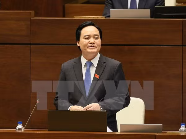 Bộ trưởng Bộ Giáo dục và đào tạo Phùng Xuân Nhạ trả lời chất vấn. Nguồn ảnh: Doãn Tấn/TTXVN)