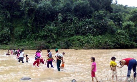 Những hình ảnh đẹp về tình thầy trò sẽ còn theo mãi các em trong suốt chặng đường đời. Nguồn ảnh: Công an TP HCM.