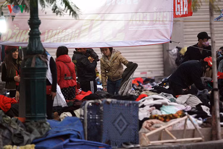 Bắt đầu chớm mùa đông nên các khu chợ này chủ yếu tập trung bán quần áo rét.