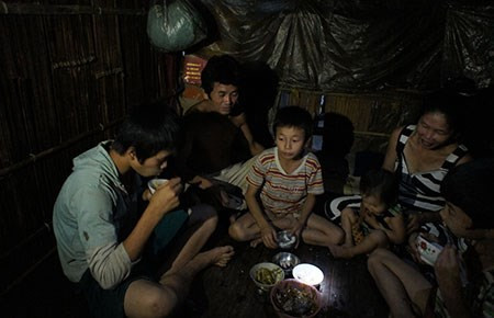 Nhà nghèo, từ nhỏ A Sáng đã lên rừng lấy nhựa thông về bán. Rừng xa, ban đầu mỗi tuần anh về nhà một lần, rồi nửa tháng, rồi có khi ở hẳn nhiều tháng không về, chỉ xuống bãi bán dầu rồi lại trở lên. Từ năm 1982, anh ở lại hẳn trong rừng. Nguồn ảnh: Pháp luật TP HCM.