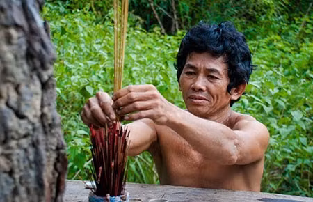 Sống trong rừng 32 năm, gia đình A Sáng (tên thật là Gịp A Dưỡng), người thôn Hải Thủy, xã Hải Ninh, huyện Bắc Bình, Bình Thuận hoàn toàn tách biệt với thế giới bên ngoài. Khi A Sáng 50 tuổi, anh đã có 32 năm sống giữa rừng. Nguồn ảnh: Pháp luật TP HCM.