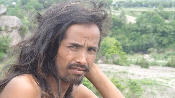 Siu Broang có biệt tài nhảy trên hốc đá như vượn. Người đàn ông này không nói được tiếng Kinh. Sau khi tìm thấy Siu Broang, chính quyền đã quyết định đưa anh về sống hòa nhập với cộng đồng. Nguồn ảnh: An ninh Thủ đô.