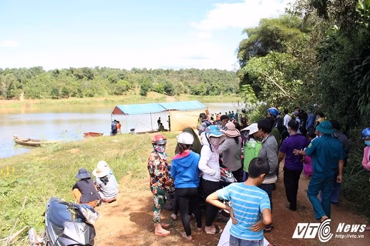 Khi xảy ra lật thuyền, lực lượng chức năng và người dân địa phương đã có mặt và cứu hộ, cứu nạn. Trong số 8 người, chỉ có 4 người may mắn sống sót sau vụ tai nạn. Nguồn ảnh: VTC News.