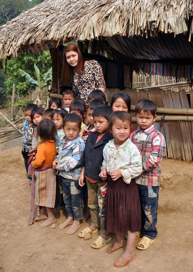 Cô giáo Tòng Thị Minh và học sinh của mình tại bản Sam Lang. Nguồn ảnh: Zing.
