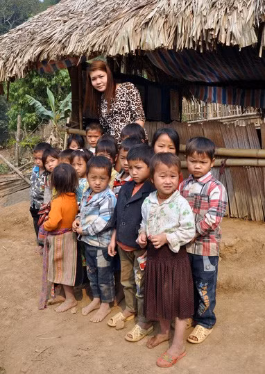 Cô giáo Tòng Thị Minh và học sinh của mình tại bản Sam Lang. Nguồn ảnh: Zing.