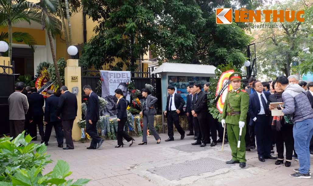 Từ 8h30 sáng, nhiều người dân Thủ Đô đến đại sứ quán Cuba (số 65A Lý Thường Kiệt, Hà Nội) viếng lãnh tụ Cuba Fidel Castro Ruz từ trần ngày 25/11.