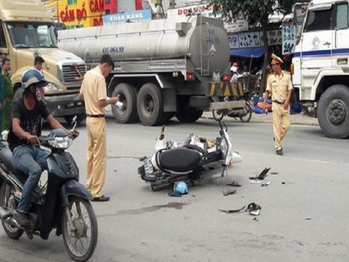 Một vụ tai nạn giao thông xảy ra ngày 22/11, trên đường ĐT 743, đoạn qua KP.Bình Phước B, P.Bình Chuẩn, TX.Thuận An, tỉnh Bình Dương. Hậu quả vụ va chạm giữa hai xe máy khiến hai người điều khiển phương tiện cả văng xuống đất, bất tỉnh, được đưa đi cấp cứu trong tình trạng nguy kịch. Tại hiện trường, 2 chiếc xe máy nằm chồng lên nhau, hư hỏng nặng. Nguồn ảnh: báo Công An TP HCM.