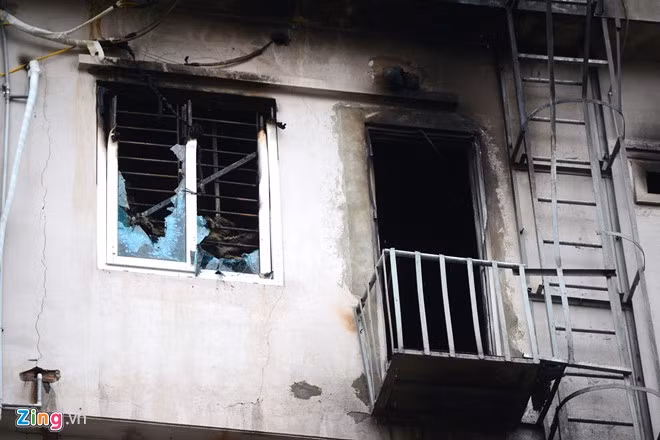 Các ô cửa kính cửa sổ vỡ tan, lối thoát hiểm đen xạm vì cháy khói.