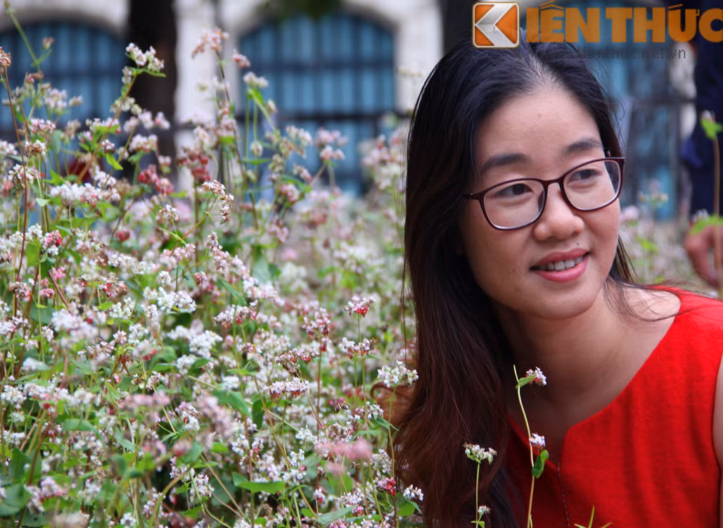 Sắc hoa và nụ cười tươi tắn của mọi người như xua đi không khí ảm đạm của những ngày đông.