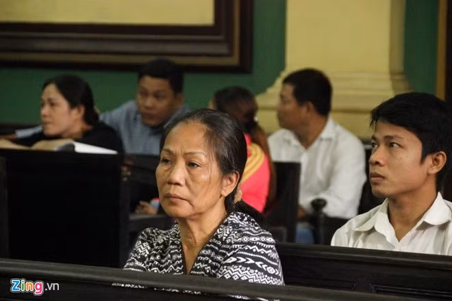 Bà Nguyễn Thị Phượng (vợ bị cáo) không kìm được nước mắt khi nghe chồng khai tại tòa. Ảnh: Thăng Long.