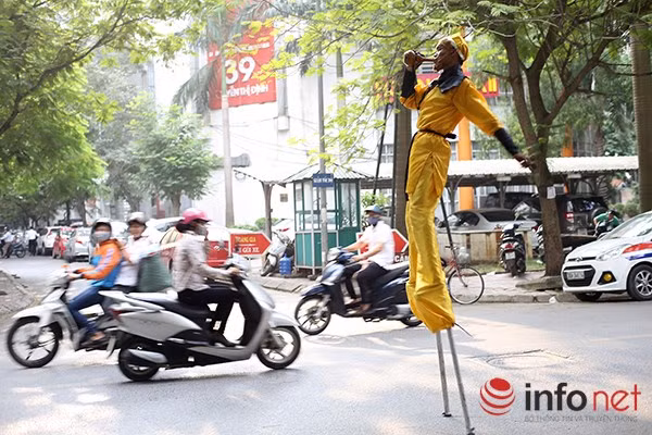 Tôn Ngộ Không "Việt Nam" đang biểu diễn võ say trên đường phố Hà Nội.