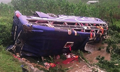 Cũng trong ngày 9/11, vụ lật xe khách ở Quảng Nam làm 2 người chết, 14 người bị thương khiến nhiều người không khỏi bàng hoàng. Nguồn ảnh: Người lao động.