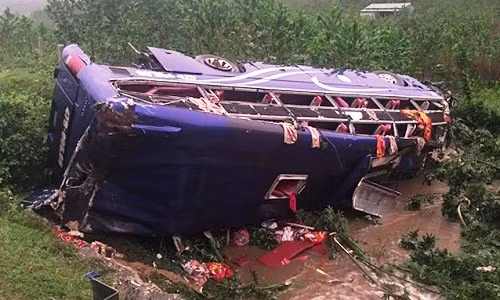 Cũng trong ngày 9/11, vụ lật xe khách ở Quảng Nam làm 2 người chết, 14 người bị thương khiến nhiều người không khỏi bàng hoàng. Nguồn ảnh: Người lao động.