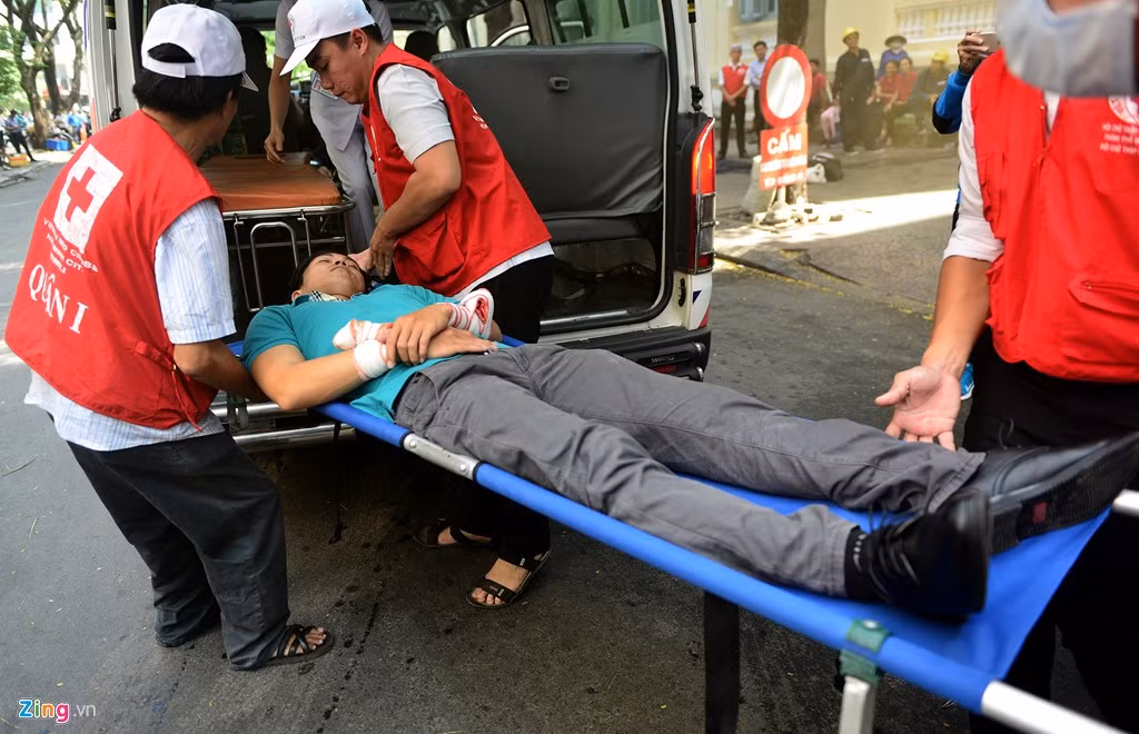 Lực lượng y tế sơ cứu nạn nhân và đưa lên xe cấp cứu. Sau hơn 20 phút, hàng nghìn người được đưa ra khỏi tòa nhà, đám cháy được dập tắt.