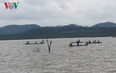 Chiều ngày 28/6, sau ba ngày tích cực tìm kiếm, thi thể ba nạn nhân trong vụ lật thuyền trên hồ Đại Ninh (huyện Đức Trọng - Lâm Đồng) đã được tìm thấy. Nguồn ảnh: VOV.