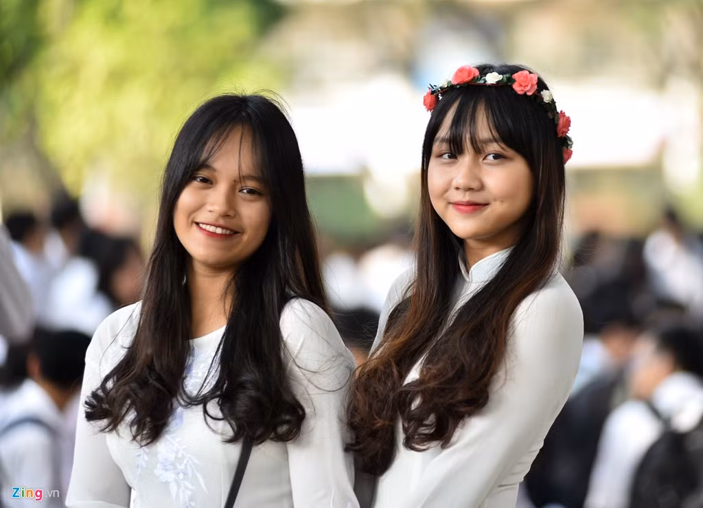 Nhân dịp này, thầy trò cũng tổ chức mừng 108 năm truyền thống trường Bưởi - Chu Văn An. Các bạn trẻ lớp 10 mặc áo sơ mi đồng phục, nữ sinh lớp 12 diện áo dài trắng thướt tha.