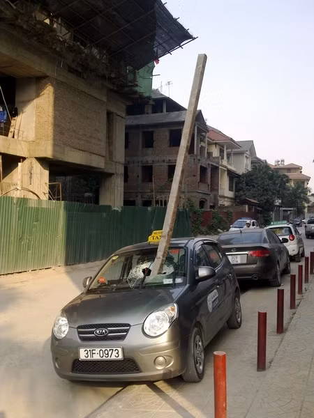 Vụ tai nạn hy hữu xảy ra hồi tháng 11/2010 tại phố Nguyễn Đức Cảnh (Hà Nội) khiến nhiều người hú vía. Tại hiện trường, chiếc xe taxi bị thanh thép hộp vuông 10cm, dài khoảng 5m rơi trúng, chọc thủng kính chắn gió phía trước, cắm thẳng đầu xe, ngay phía trước vị trí lái xe ngồi. Rất may, tài xế không bị thương trong vụ tai nạn.