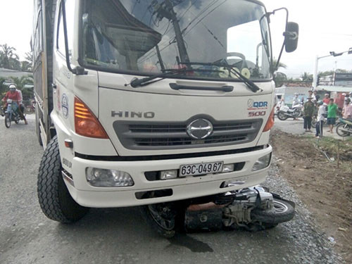 Ngày 18/11, xe tải BKS 63C-049.67, do tài xế Đoàn Thanh Sang (38 tuổi, ngụ huyện Chợ Gạo, Tiền Giang) điều khiển khi lưu thông qua địa bàn xã Bình Phục Nhứt, huyện Chợ Gạo va chạm với một xe máy. Cú va chạm mạnh khiến người điều khiển xe máy ngã xuống đường tử vong tại chỗ. Xe máy bị xe tải kéo lê trên đường khoảng 20m hư hỏng nặng. Nguồn ảnh: Công an nhân dân.