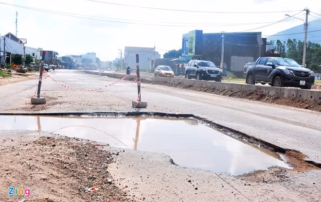 Ông Lâm Văn Hoàng, Tổng giám đốc Ban QLDA đường HCM, mưa lớn những ngày qua làm ít nhất 2.000 m2 đường phát sinh hư hỏng rạn nứt, thậm chí xuất hiện ổ gà, đọng nước trên tuyến quốc lộ qua Bình Định. Đáng lo ngại, nhiều đoạn tuyến quốc lộ 1 bị ngập sâu khiến mặt đường xuống cấp, gây hư hỏng lớp cấp phối, nền đường.